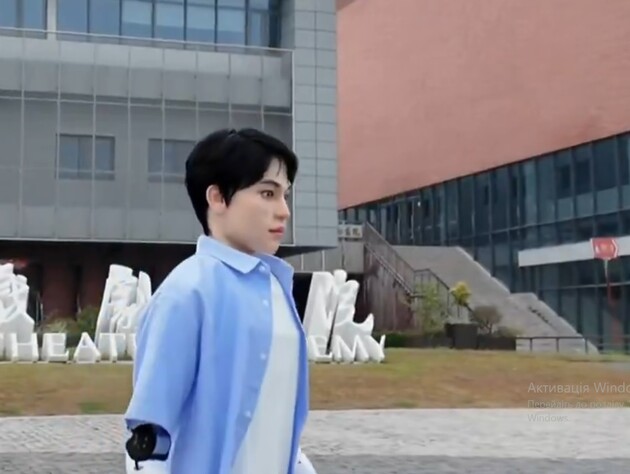 В Китае в институт поступил робот-гуманоид. Видео