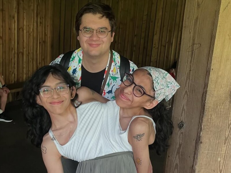 25-летние сиамские близнецы из Мексики откровенно рассказали об интимной жизни замужней сестры