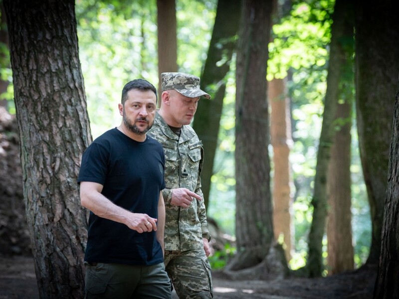 Зеленський анонсував "важкі рішення" у зв'язку із ситуацією на фронті