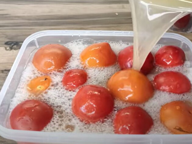 Добавьте этот секретный порошок в рассол – и получатся божественные квашенные помидоры. Рецепт 