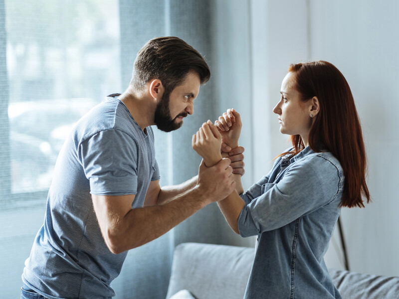 Не игнорируйте эти признаки домашнего насилия. Что делать и куда обращаться, если дома унижают