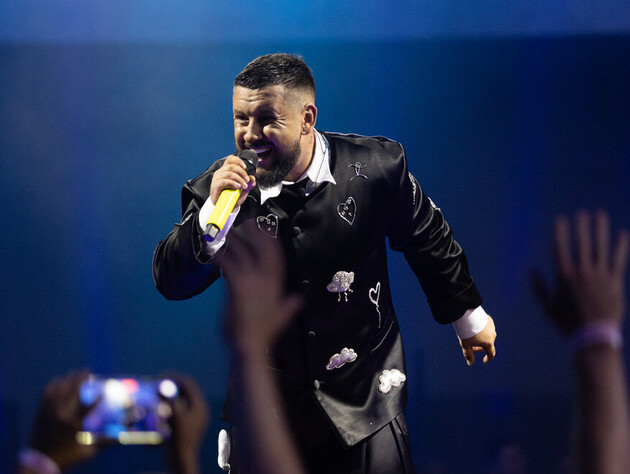 Monatik на своем концерте пристроил кепку за 50 тыс. грн и объединил влюбленных – самые яркие моменты