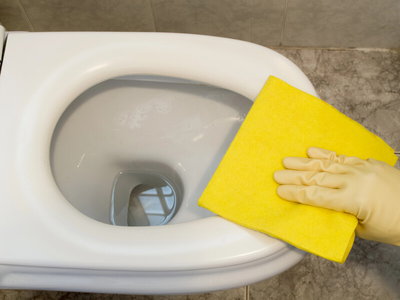 Нанесите это на салфетку и протрите унитаз – желтые полосы исчезнут