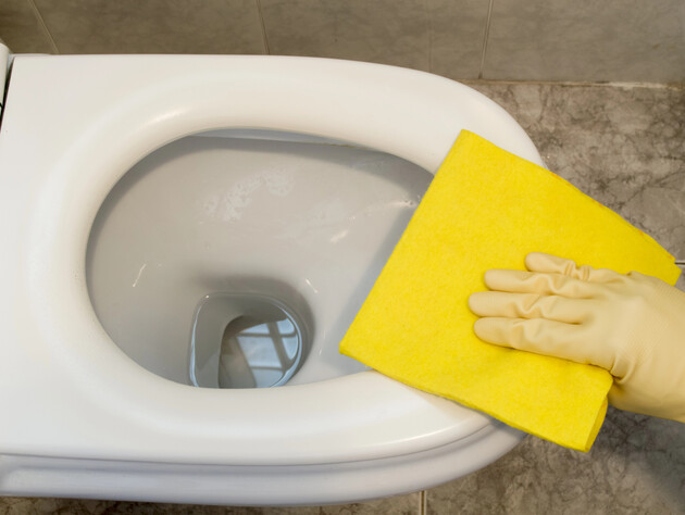 Нанесите это на салфетку и протрите унитаз – желтые полосы исчезнут
