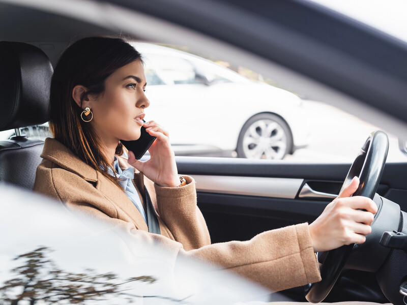 Эта привычка за рулем увеличивает риск аварии в 20 раз – водители почти 100 м едут вслепую