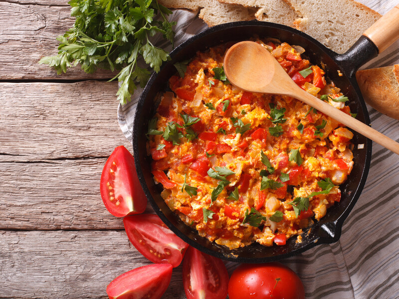 Залейте это яйцом, чтобы омлет был еще более сочным