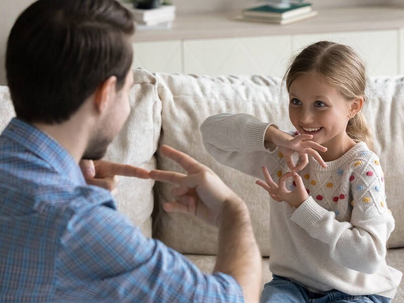 Фонд Ріната Ахметова створив у YouTube спеціальний плейлист про жестову мову