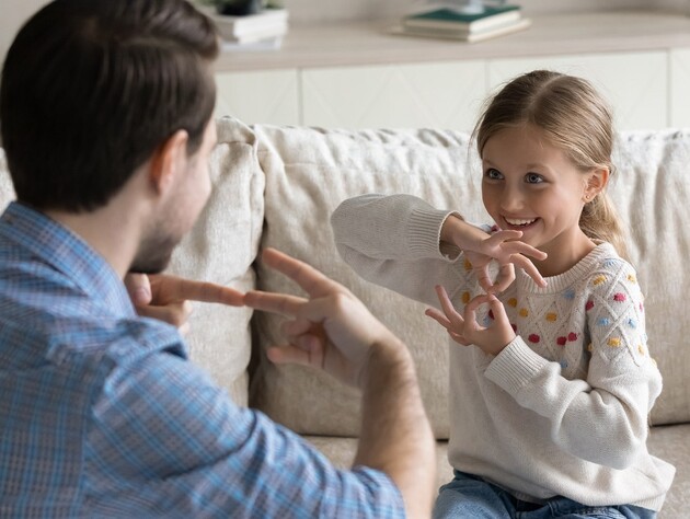 Фонд Рината Ахметова создал в YouTube специальный плейлист о жестовом языке