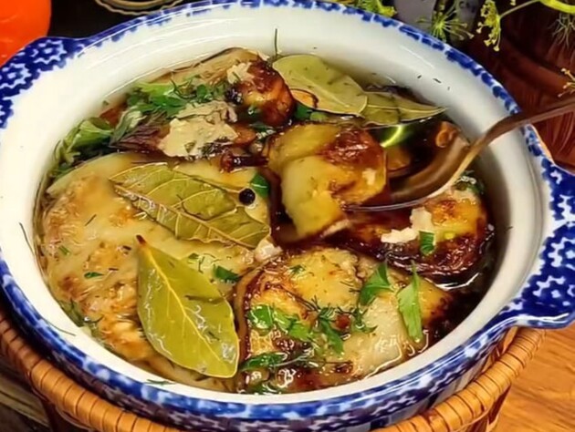 Залейте баклажаны этим маринадом – и через три дня получится изумительная закуска. Очень простой рецепт