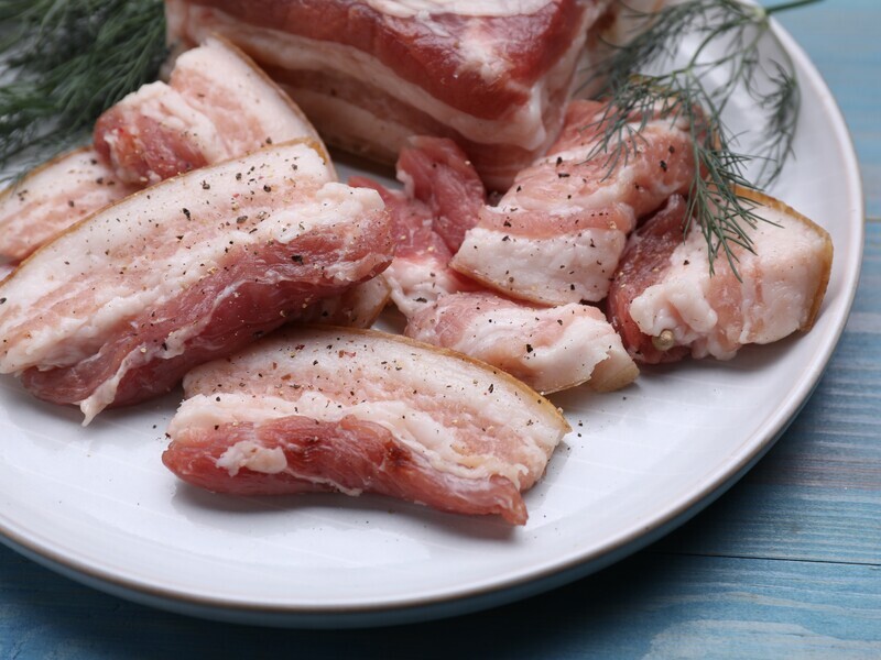 Для м'якого і пікантного сала по-козацьки потрібно всього лише п'ять продуктів. Швидкий рецепт