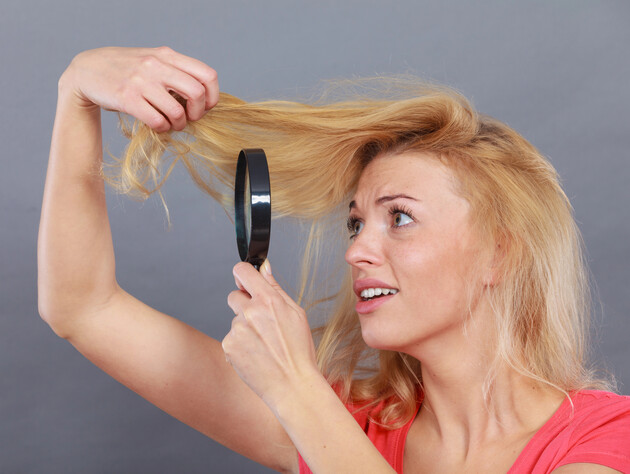 Намочіть цим волосся – і жуйка відлипне сама без жодних зусиль. Лайфхак