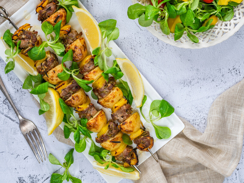 Картопля виходить ароматною, просоченою соком. Як смачно посмажити шашлик із грудинки