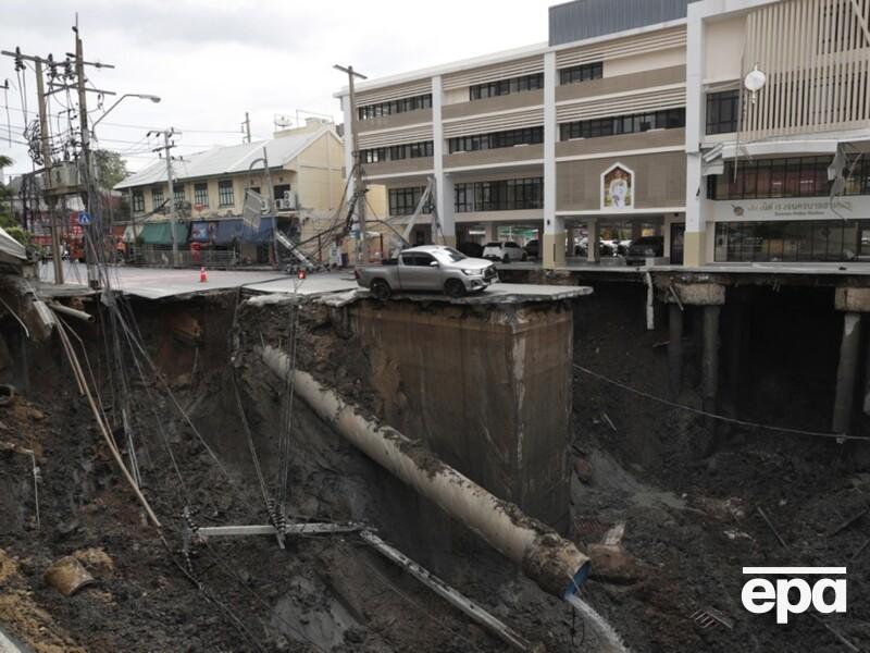 В Таиланде во время строительства метро обрушилась дорога, на месте огромная воронка. Фото, видео