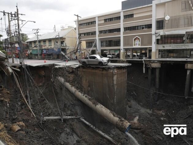 У Таїланді під час будівництва метро обвалилася дорога, на місці – величезна вирва. Фото, відео