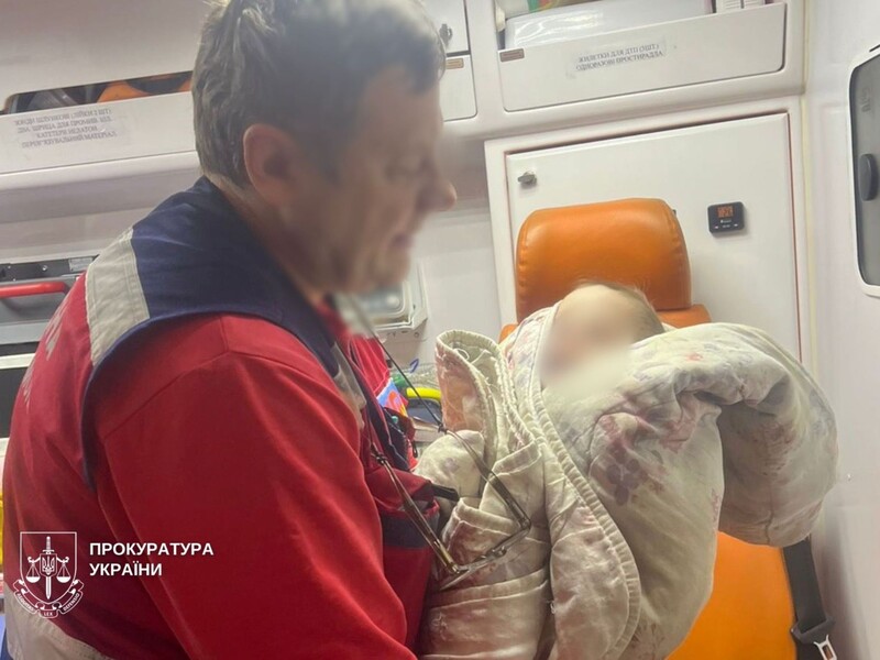 У Києві 17-річна мати залишила немовля у квартирі на п'ять днів, а сама поїхала в Харків. Що з дитиною?