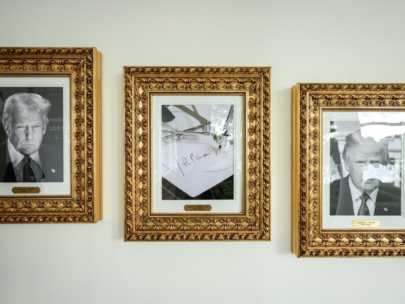 Трамп на "президентській алеї слави" в Білому домі повісив замість портрета Байдена фото автопена. Відео