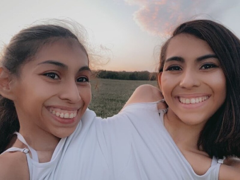 Ці 10 фото зачаровують. Який вигляд мають батьки знаменитих сіамських близнючок, одна з яких заміжня