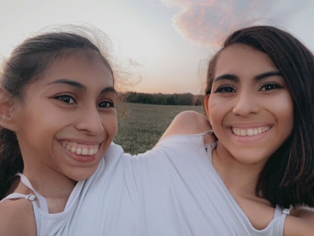 Ці 10 фото зачаровують. Який вигляд мають батьки знаменитих сіамських близнючок, одна з яких заміжня