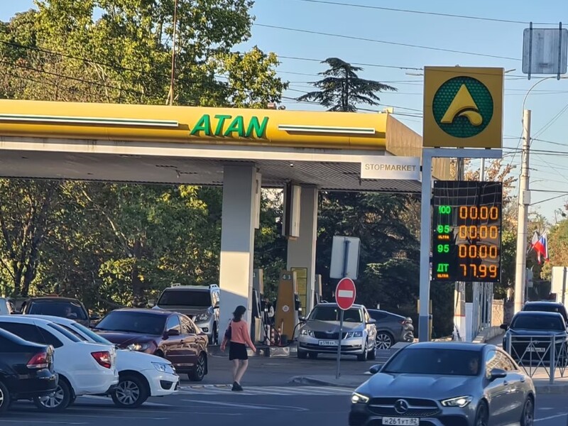 У Криму на автозаправках повністю зник бензин, керівництво Кремля звинувачують у неспроможності – ЗМІ