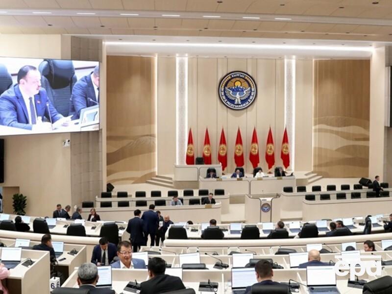 У Киргизстані парламент одноголосно ухвалив рішення про саморозпуск. В чому причина