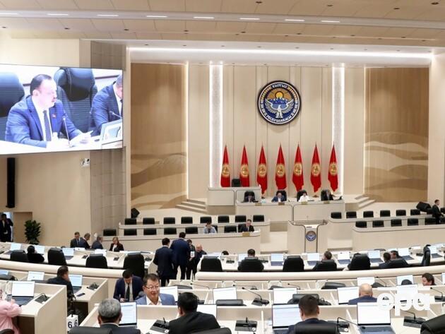 В Кыргызстане парламент единогласно принял решение о самороспуске. В чем причина