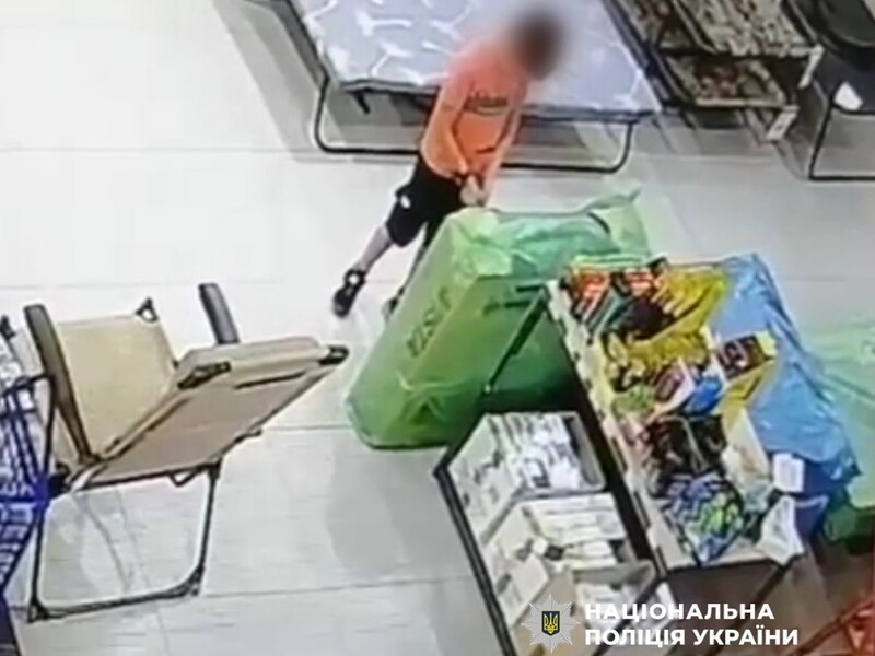 У Києві шестирічна дитина спричинила пожежу в гіпермаркеті. Відео