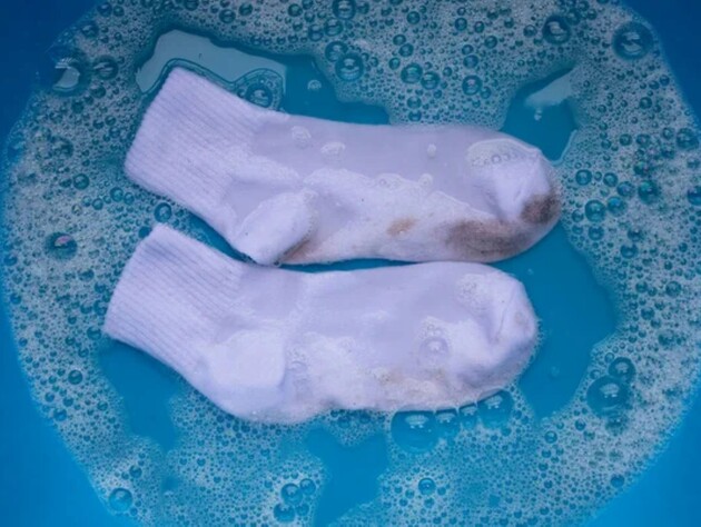 Замочите в этом носки на 40 минут – и они вновь станут белоснежными. Удачный лайфхак от желтизны и пятен