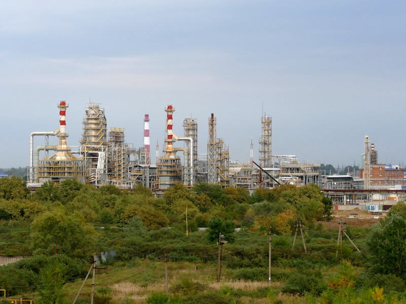 В Краснодарском крае РФ горел НПЗ. По версии властей, было точное попадание "обломков беспилотника"