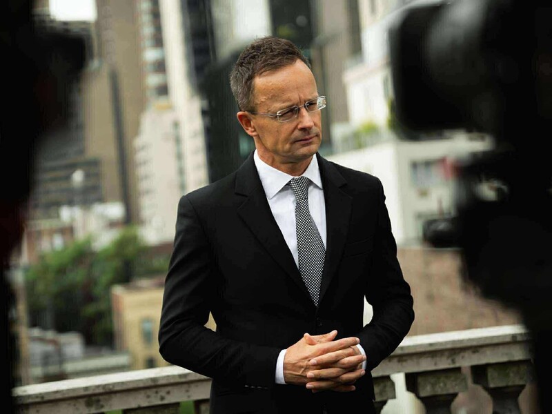 Сійярто заявив, що Зеленський "починає божеволіти й бачити жахіття"