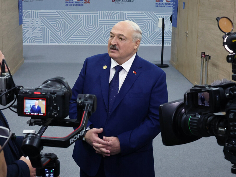 "Є на столі гарна пропозиція щодо України". Лукашенко хоче "просто поговорити" із Зеленським