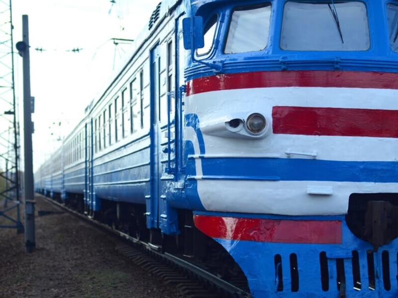 Чоловік напідпитку посперечався з дівчиною і влаштував різанину в київській електричці. Чим усе закінчилося?