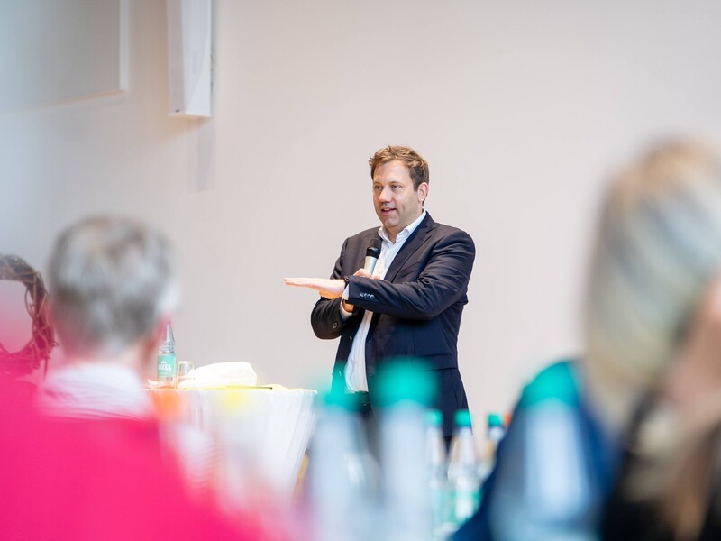 Віцеканцлер Німеччини: Росія вже давно їсть руками, а жир і кров стікають по підборіддю