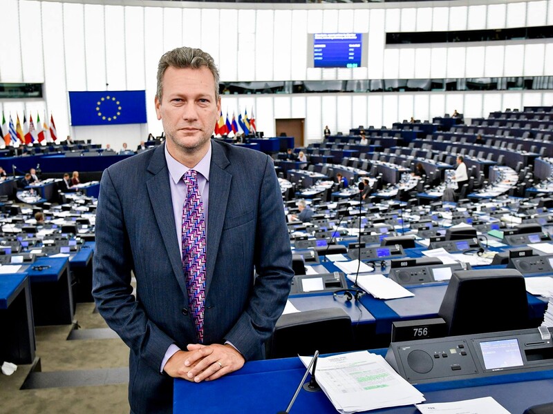 Британский депутат Европарламента признался во взятках от украинского нардепа от ОПЗЖ