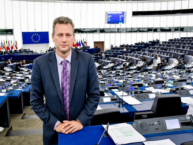 Британський депутат Європарламенту зізнався в хабарях від українського нардепа від ОПЗЖ