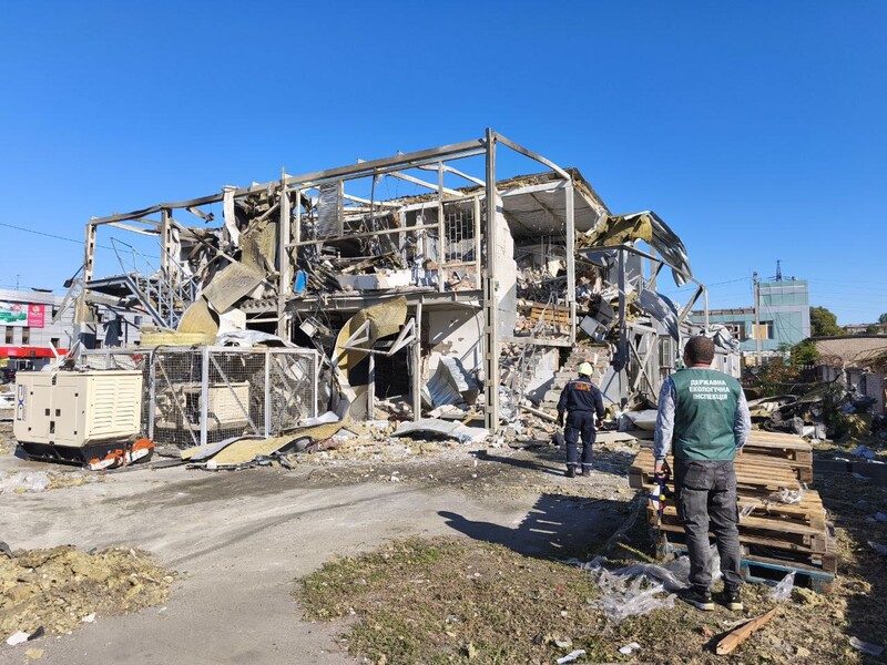 Оккупанты ударили по двухэтажному АТБ в Запорожье. Фото, видео