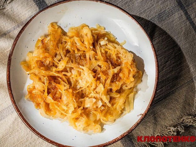 Просто посмажте цибулю на цьому – і отримаєте дуже смачну закуску. Швидкий рецепт