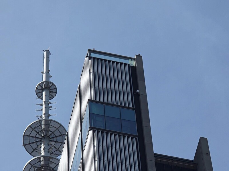 В Варшаве "человек-паук" из Франции взобрался на самый высокий в Европе небоскреб. Фото, видео