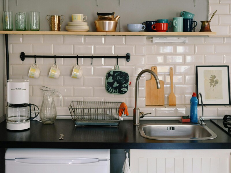 Нанесите эти два копеечных компонента на кухонную плитку – и застывший жир моментально исчезнет