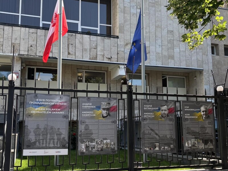 Российская ракета повредила посольство Польши при обстреле Киева