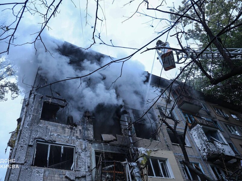 В киевском укрытии из-за российских обстрелов скончалась женщина. Известно, кто она