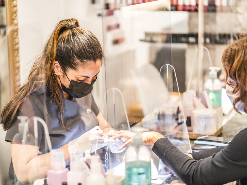 Якщо майстер після манікюру робить так - це хороший знак. П'ять поширених схем обману в манікюрних салонах