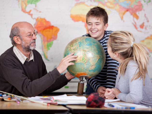 Учитель оставил подсказку с неправильными ответами на видном месте, но реакция детей шокировала