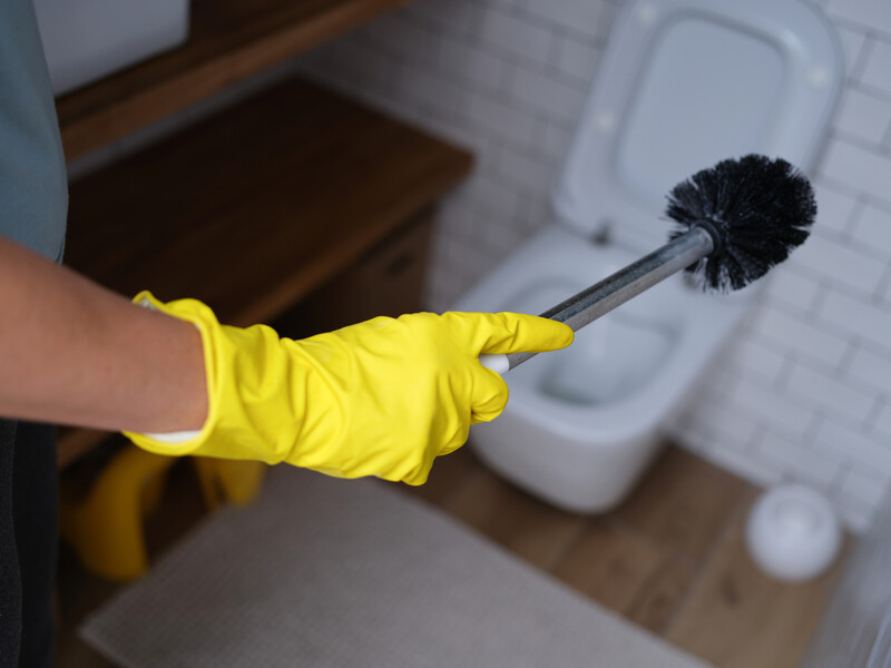 Большинство совершает эту ошибку после чистки унитаза – поэтому в туалете неприятно пахнет