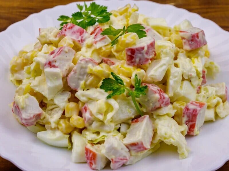Смешайте это с крабовыми палочками – и салат получится вкуснее классического. Рецепт сытного блюда