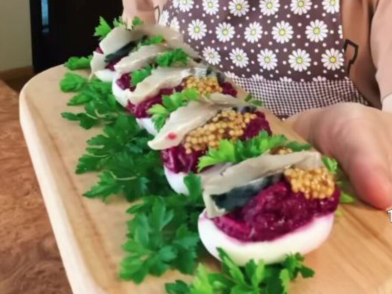 Выложите эту начинку в яичные белки – и получите невероятно вкусную закуску. Рецепт на несколько минут