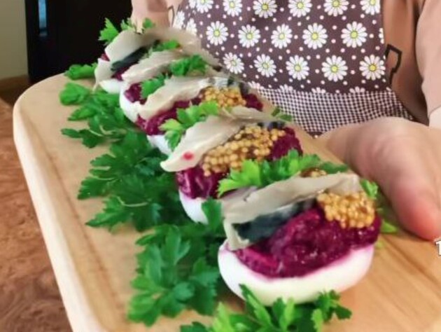 Викладіть цю начинку в яєчні білки – і отримаєте неймовірно смачну закуску. Рецепт на кілька хвилин