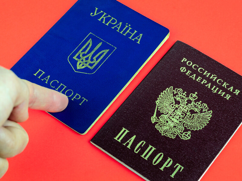 Экс-дипломат подозревается в помощи россиянке с оформлением паспорта Украины. Зачем это ей?