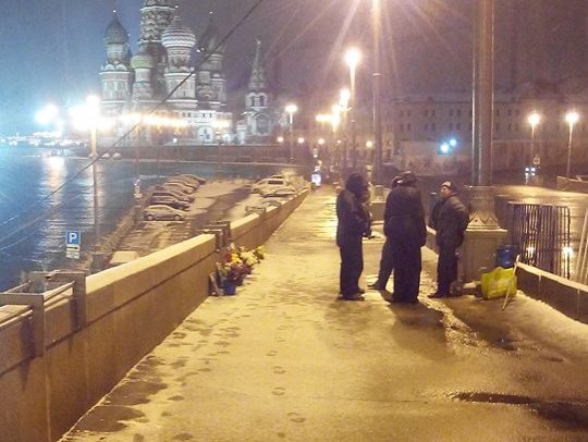 Ночью на мосту возле мемориала Немцову задержали дежурных, цветы и портреты вывезли