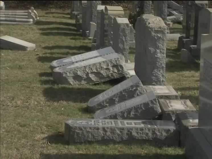 В Филадельфии вандалы разрушили около 100 надгробий на еврейском кладбище