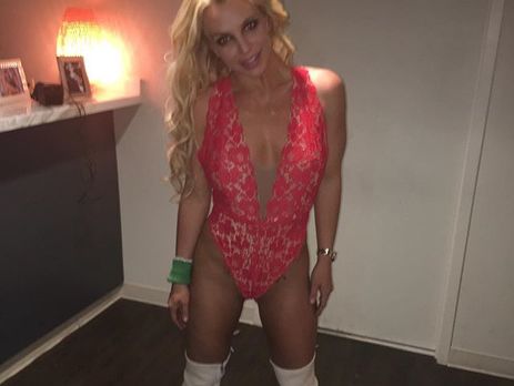 Спирс показала стойку на голове и растяжку